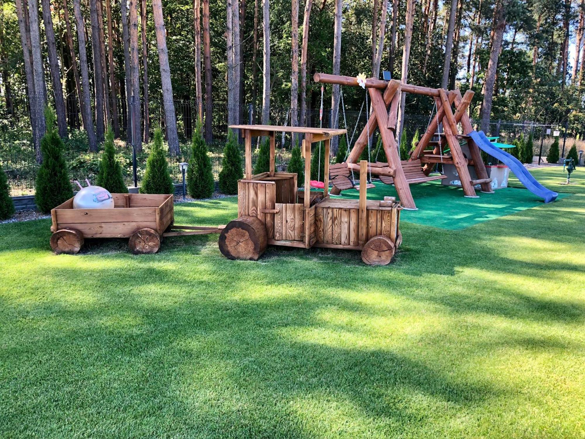 Zloto Polnocy Na Wylacznosc, Parking, Plac Zabaw, Tarasy *